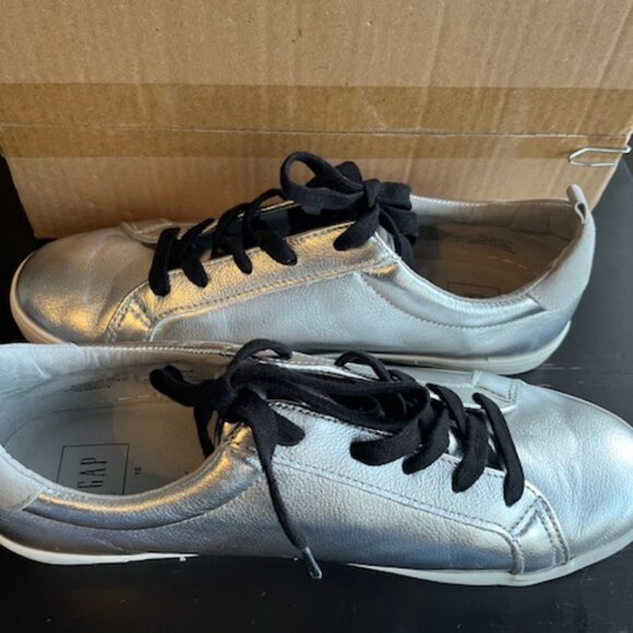 GAP metallic leather sneaker. - Picture 2 of 4